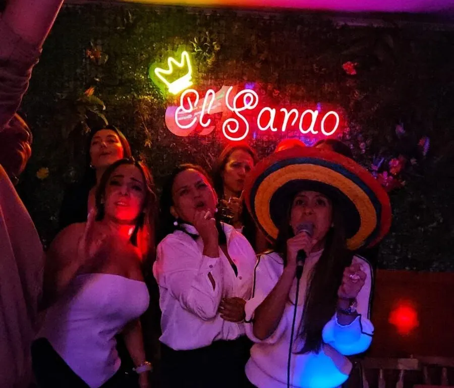 Grupo de amigas cantando juntas