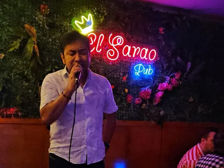 Un cantante en el escenario bajo el neón