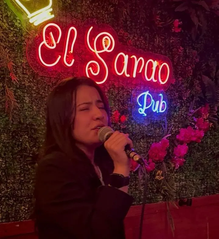 Cantante en pleno solo