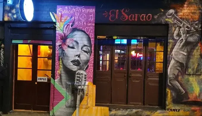 Fachada de El Sarao Pub con murales de colores