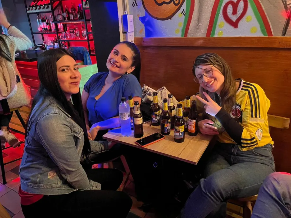 Amigas brindando en una mesa