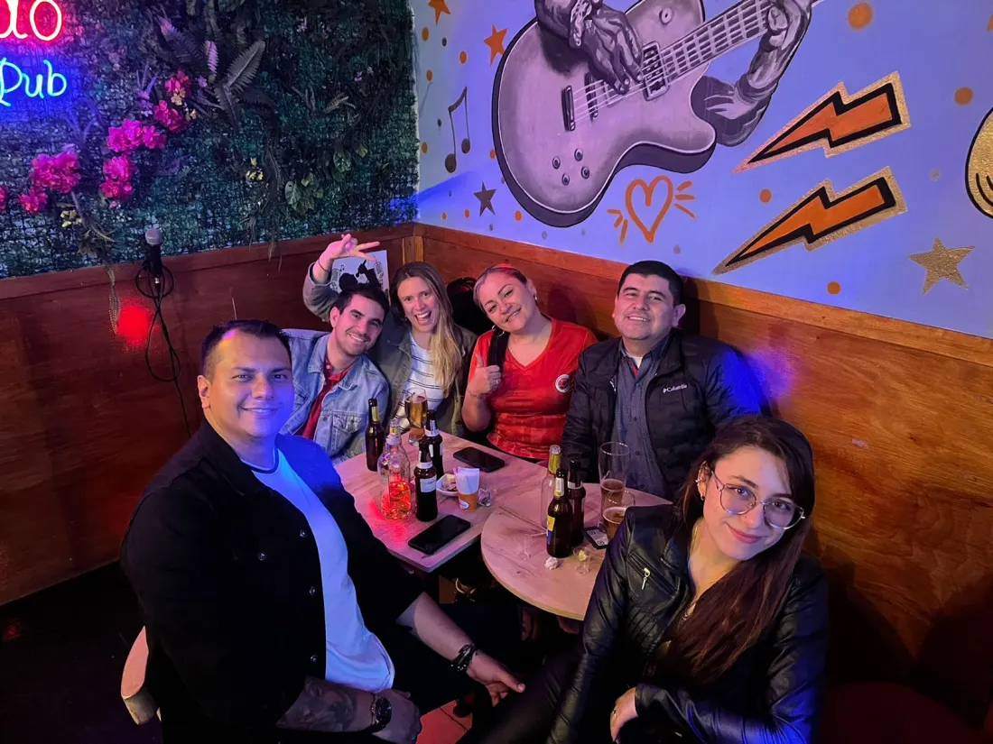 Grupo de amigos junto al mural de la guitarra