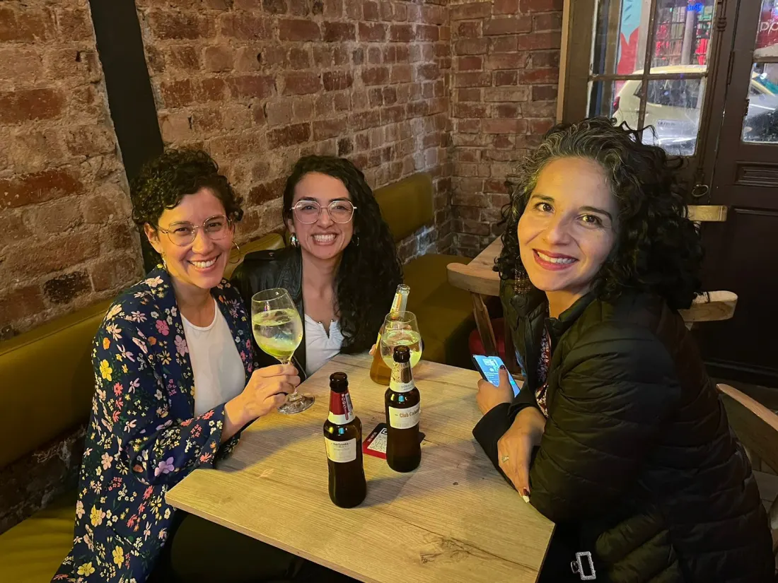 Amigas brindando con cerveza y vino