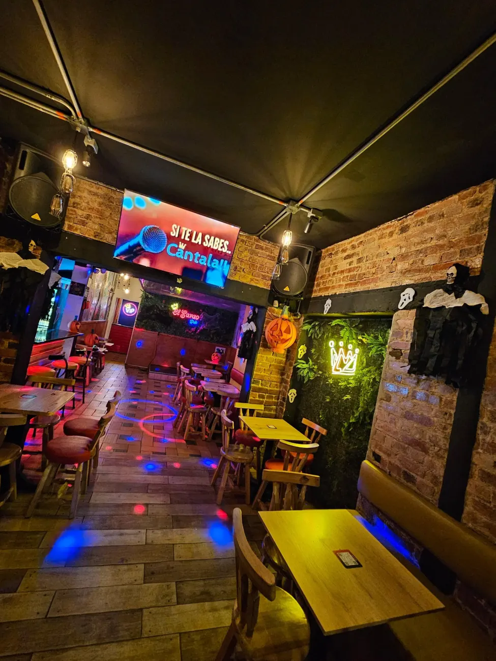 El salón de El Sarao Pub con sus mesas y luces